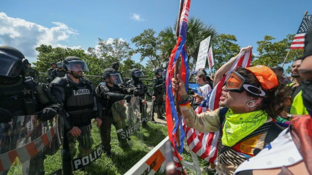 West Palm Beach, Flórida-14 de junho: Demonstrantes marcam perto do presidente Donald Trump Mar-A-Lago Home durante um 