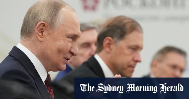 O presidente russo Vladimir Putin fala com a Assembléia à margem do mercado econômico internacional de São Petersburgo.