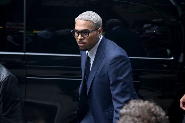 Chris Brown, queixa com inteligência no tribunal combatendo danos físicos - Fonte: Getty