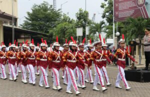 Quando o chefe do porto de Priok ficou surpreso ao ver a aparência da pequena polícia Quando o chefe do porto de Priok ficou surpreso ao ver a aparência da pequena polícia