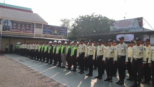 Quando o segurança ingressou na competição da ONU para os exercícios de pau na delegacia regional de Priok, que comemora o 79º Bhayangkara Hari

