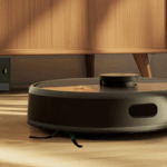 Roomba 105 robô -vacuum, Dock de carregamento e smartphone com iRobot -logo na tela