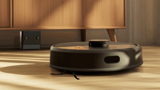 Roomba 105 robô -vacuum, Dock de carregamento e smartphone com iRobot -logo na tela