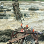 Quatro mortos, 18 pessoas feriram porque a ponte no rio indiano