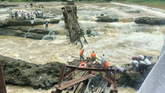 Quatro mortos, 18 pessoas feriram porque a ponte no rio indiano

