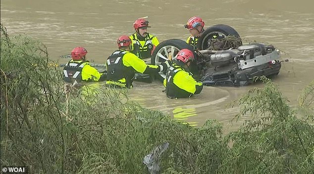 Quatro mortos e dois perderam quando o Texas atingiu inundações Pelo menos quatro pessoas morreram depois que seus carros foram varridos pela água bíblica da enchente que rasgou o Texas na quinta -feira de manhã. A polícia de San Antonio confirmou a morte