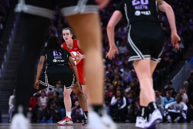 Tiffany Hayes (15), de Golden State Valkyries e Chloe Bibby (55), comemoram na quinta -feira, 19 de junho de 2025, derrotaram a febre de Indiana durante o jogo da WNBA no Chase Center em São Francisco, Califórnia. As Valquírias do Estado Golden derrotaram a febre de Indiana 88-77. (Jose Carlos Fajardo/Bay Area News Group)