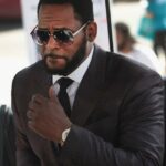 R. Kelly hospitalizado; O advogado culpa a suposta trama de assassinato. Os federais chamam as declarações de 'fantasia'