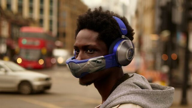 Duas pessoas que usam fones de ouvido Dysonzone, uma máscara de purificação de ar e uma sem