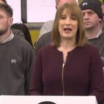 Kansler Rachel Reeves faz um discurso durante uma visita a Mellor Bus em Rochdale, Greater Manchester, para anunciar um impulso com vários bilhões de libras para o transporte da cidade em North e Midlands