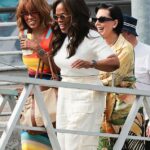 Oprah Winfrey e Kris Jenner vestiram uma tela clara quando saíram de Veneza, Itália, depois de Jeff Bezos e a celebração do casamento de Jeff Bezos e Lauren Sánchez