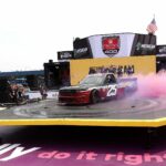 (Da esquerda) Tim Kuniskis, CEO da marca Ram, gerente geral assistente da NASCAR, Steve O'Donnell e John Probst, NASCAR Cup Series Fireckeers Casino 400 antes da tela da NASCAR Cup Series Casino 400 RAM Antes da tela RAM, 08 de junho de 2025 - Getty - Fonte: Getty