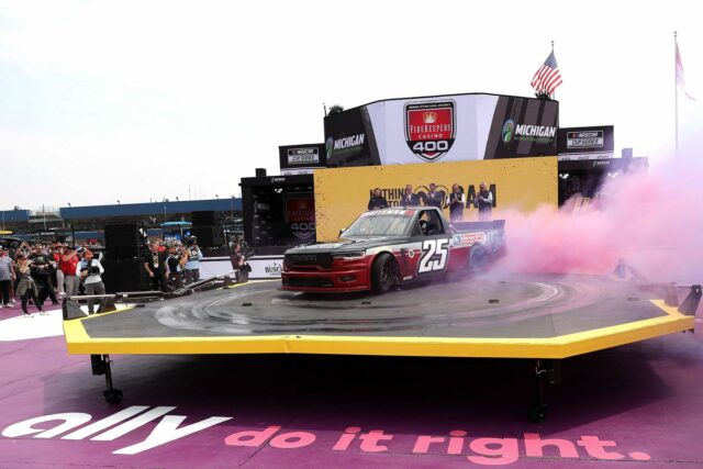 (Da esquerda) Tim Kuniskis, CEO da marca Ram, gerente geral assistente da NASCAR, Steve O'Donnell e John Probst, NASCAR Cup Series Fireckeers Casino 400 antes da tela da NASCAR Cup Series Casino 400 RAM Antes da tela RAM, 08 de junho de 2025 - Getty - Fonte: Getty