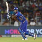 "Realmente uma honra" - a esposa da estrela do PBKS posa com Suryakumar Yadav após a qualificação do IPL 2025 contra o MI