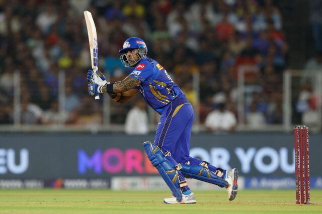 "Realmente uma honra" - a esposa da estrela do PBKS posa com Suryakumar Yadav após a qualificação do IPL 2025 contra o MI 

