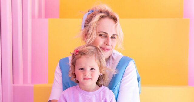 O rebelde Wilson e Royce Lillian Wilson visitam o Airbnb da Polly Pocket em Littleton em 4 de setembro de 2024 em Littleton, Massachusetts.  