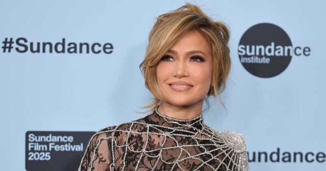 Recrie o estilo dos óculos de sol de designer de Jennifer Lopez por apenas US $ 13 na Amazon


