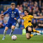 Timo Werner de Chelsea e Wolverhampton Wanderers Francisco Trincao estão lutando pela bola.