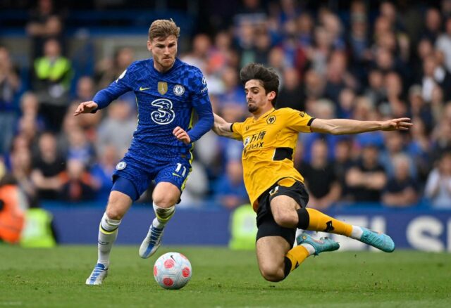 Timo Werner de Chelsea e Wolverhampton Wanderers Francisco Trincao estão lutando pela bola.