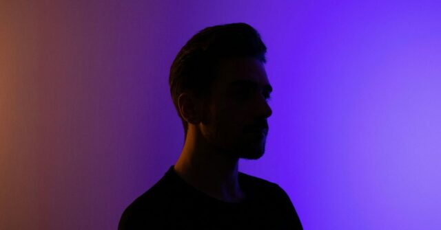 O Reddit permite que você personalize seu perfil no subreddit, ocultando conteúdo NSFW | Pessoa de silhueta em fundo colorido