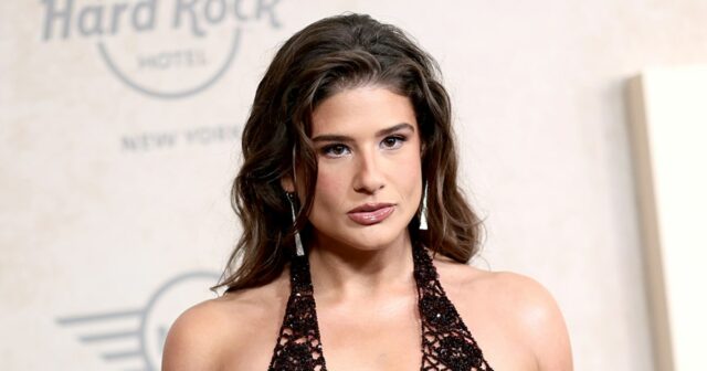 Remi Bader caminha ao longo da pista no Sports Illustrated Swimsuit Swimsuit Show em W South Beach em 31 de maio de 2025 em Miami Beach, Flórida.