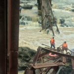 Remove vários medos após a ponte no rio indiano