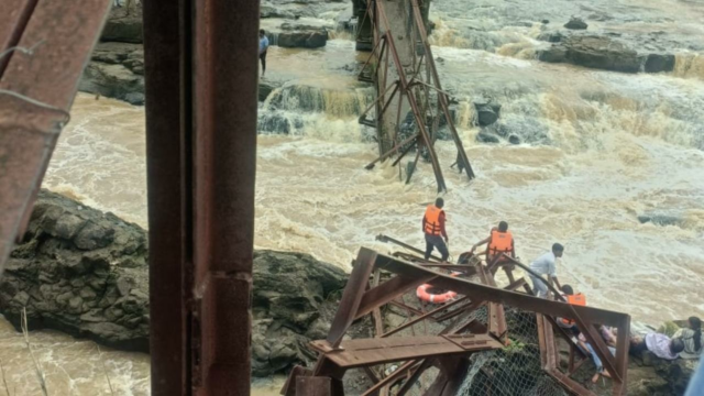 Remove vários medos após a ponte no rio indiano

