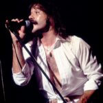 Terry Lötrrell, da Reo Speedwagon, está a caminho depois de sobreviver a um acidente de carro; Foto 1977
