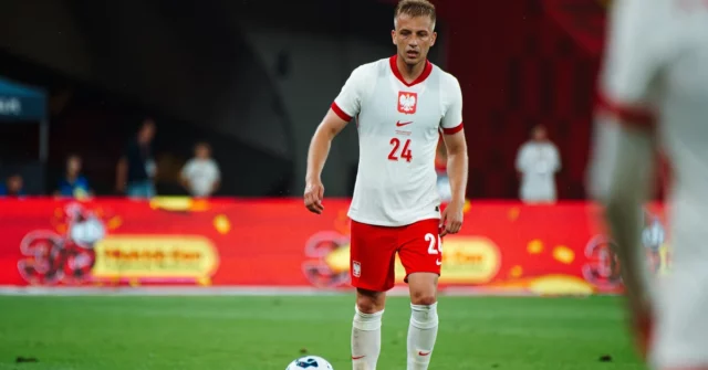 Representante polonês Lech Pozniń Jogador de futebol. Depois de três anos, ele voltou ao lixo velho

