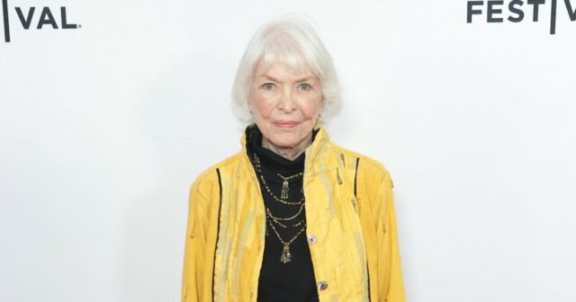 GetTyimages-2219581041 Ellen Bursstyn, 92, Réquiem Sun para um 25º aniversário do sonho