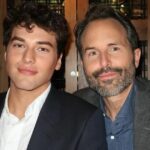 O general NYC Seth Marks pergunta ao filho Brooks sobre sua família em seu corpo.