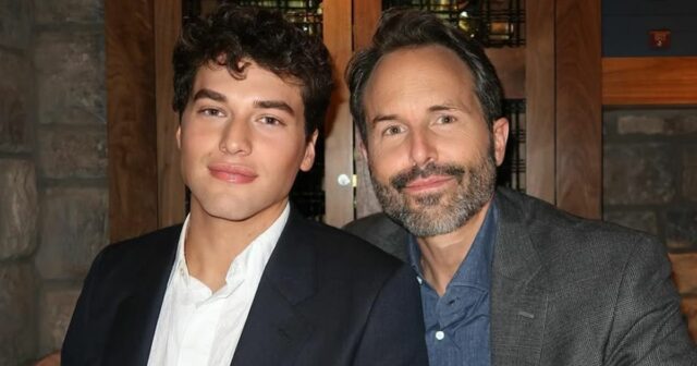 O general NYC Seth Marks pergunta ao filho Brooks sobre sua família em seu corpo.