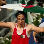 Imane Khelif estava no topo do pódio olímpico em Paris no ano passado, colocado na bandeira da Argélia e mestre coroado no departamento de boxe de 63 kg feminino