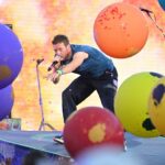 Chris Martin canta
