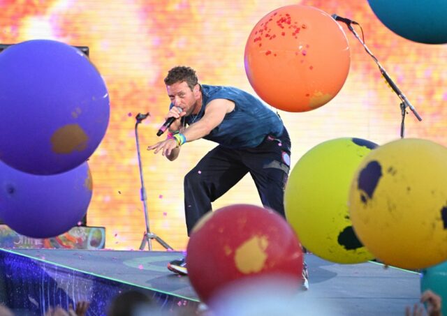 Chris Martin canta 