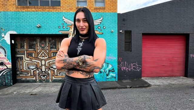 Rhea Ripley foi visto atrás do palco com a mais recente equipe de gravadoras da WWE

