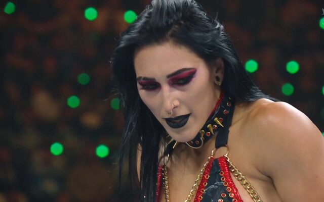 Rhea Ripley tenta esmagar a cabeça do antigo campeão com uma escada; Em vez de ser destruído


