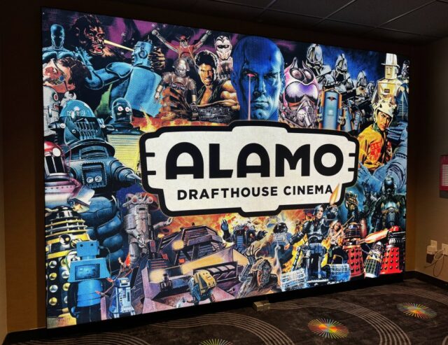 Uma parede de pôsteres de filmes decora os idiotas, o lounge em ...