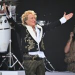 Rod Stewart tocou com uma grande audiência para as lendas da Pyramid Step no domingo - e foi unida por algumas outras lendas no momento