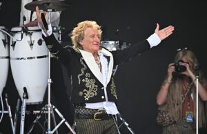 Rod Stewart, 80, Unido por Ronnie Wood e Lulu para o slot de Glastonbury Legends na Worthy Farm quando ele dedica música à Ucrânia e deslumbra com várias mudanças de roupa – mas seu set deixa os fãs divididos Rod Stewart tocou com uma grande audiência para as lendas da Pyramid Step no domingo - e foi unida por algumas outras lendas no momento