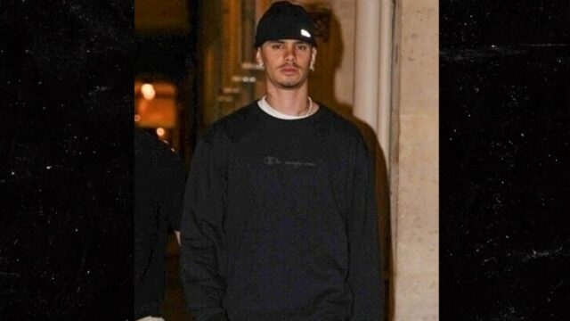 Romeu Beckham está na cidade de Backgrade de Paris