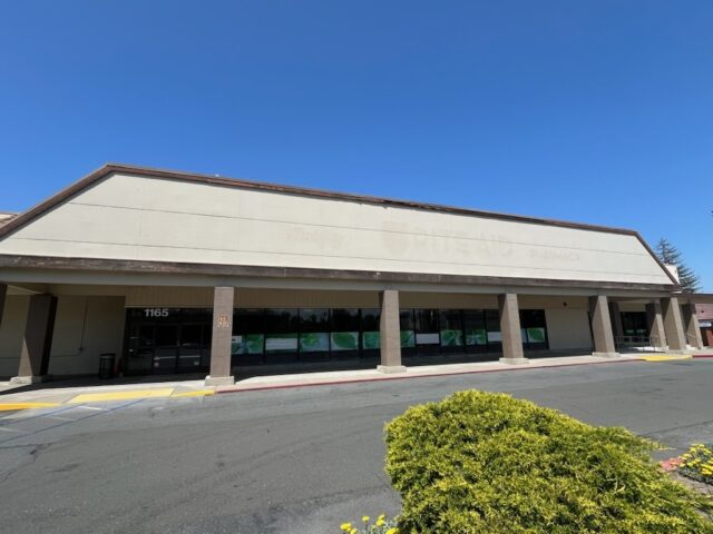 Interior de uma loja vazia no Shopping Center Village Oaks em 1165 Arnold Drive em Martinez, visto em 30 de abril de 2025. (Grupo de Notícias de George Avalos/Bay Area)