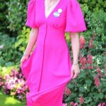 Rosa quente! Os espectadores como a apresentadora de TV Rosie Turner (foto) parece boa em vestidos de fúcsia