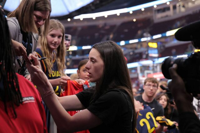 “S ** T Smell”: Caitlin Clark, Chicago Sky fãs pendurados com uma alça fria, os fãs explodem

