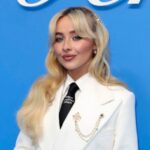 Sabrina Carpenter participa do show de primavera/verão de 2025 de Louis Vuitton, Paris Fashion Week, em 18 de junho de 2024 em Paris, França.