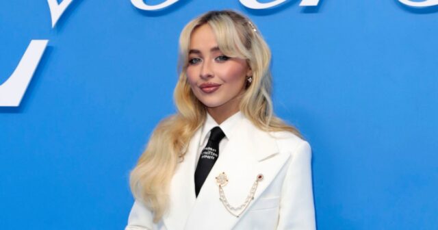 Sabrina Carpenter participa do show de primavera/verão de 2025 de Louis Vuitton, Paris Fashion Week, em 18 de junho de 2024 em Paris, França. 