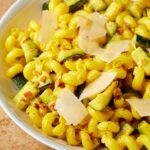 Saffran traz uma cor de ouro para esta abobrinha e prato de macarrão
