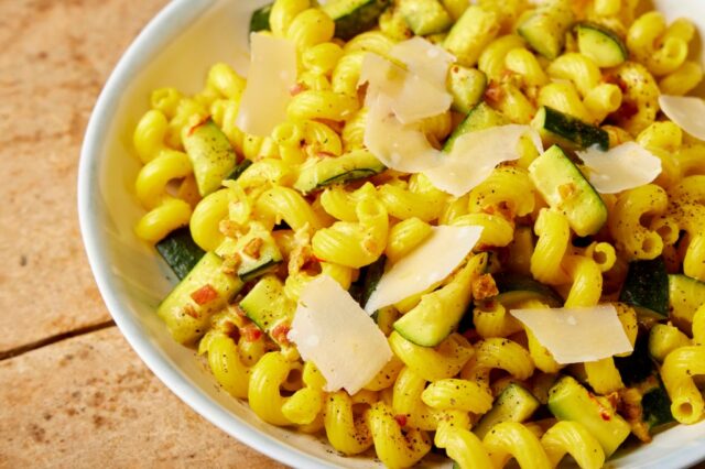 Saffran traz uma cor de ouro para esta abobrinha e prato de macarrão

