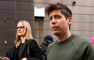Sam Altman acha que a IA terá ‘novas idéias’ no próximo ano Sam Altman, chief executive officer of OpenAI, right, departs the New York Times DealBook Summit at Jazz at Lincoln Center in New York, US, on Wednesday, Dec. 4, 2024.