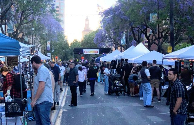 O guitarrista Mark Arroyo, o cantor Jonathan Borca e o tecladista Bennett Roth Newell aparecerão na terça -feira, 13 de maio de 2025, durante a celebração do 15º aniversário de Haberdasher. O trio retornará para uma residência mensal, mostra o Haberdasher, de 5 de junho de 2025 (Grupo de Notícias de Sal Pizarro/Bay Area)).